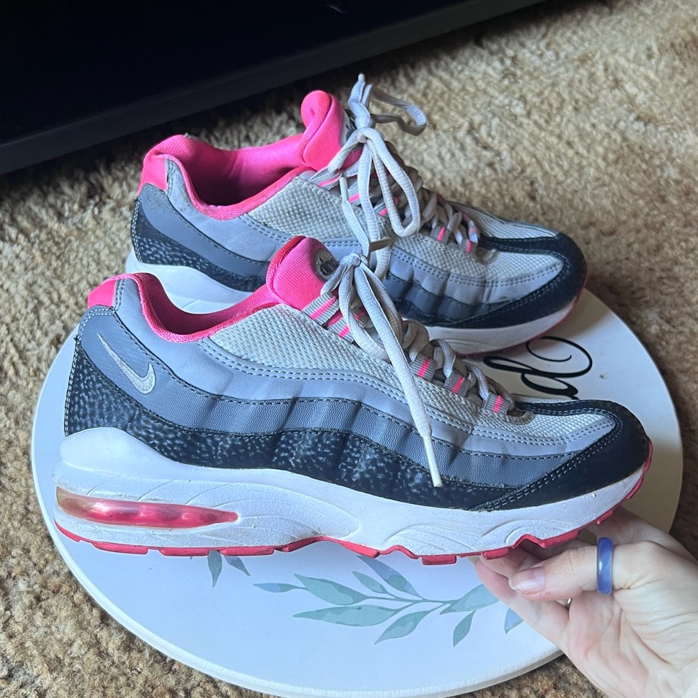 Nike Air Max 95 LE pink/ gray/ black size 6.5Y casual sneakers.